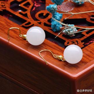 这款耳坠选用天然和田玉,展现出温润的质感与独特光泽,散发出优雅氛围